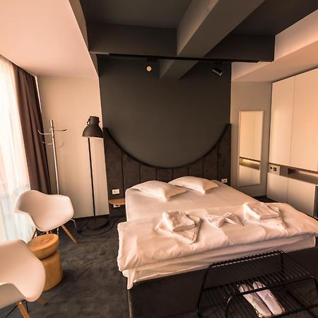 Orşova Hotel Arka מראה חיצוני תמונה