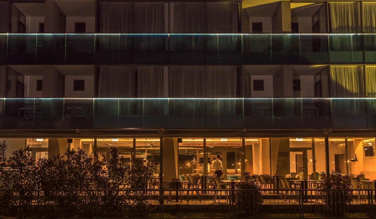 Orşova Hotel Arka מראה חיצוני תמונה