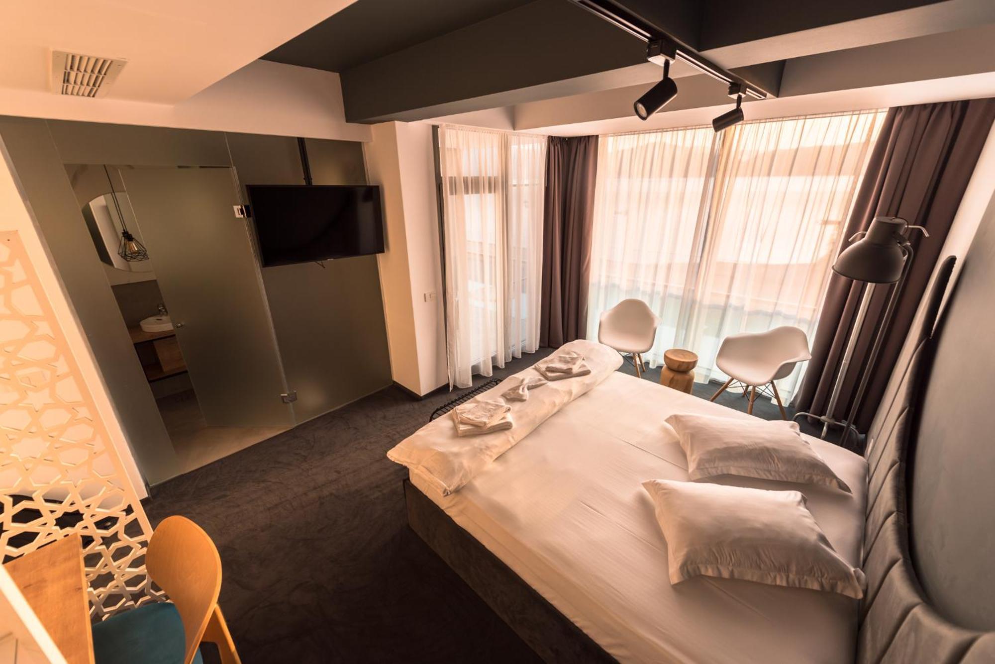 Orşova Hotel Arka מראה חיצוני תמונה
